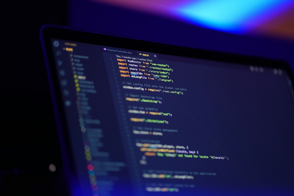 Foto di Mohammad Rahmani su Unsplash Schermo di un laptop con codice colorato
