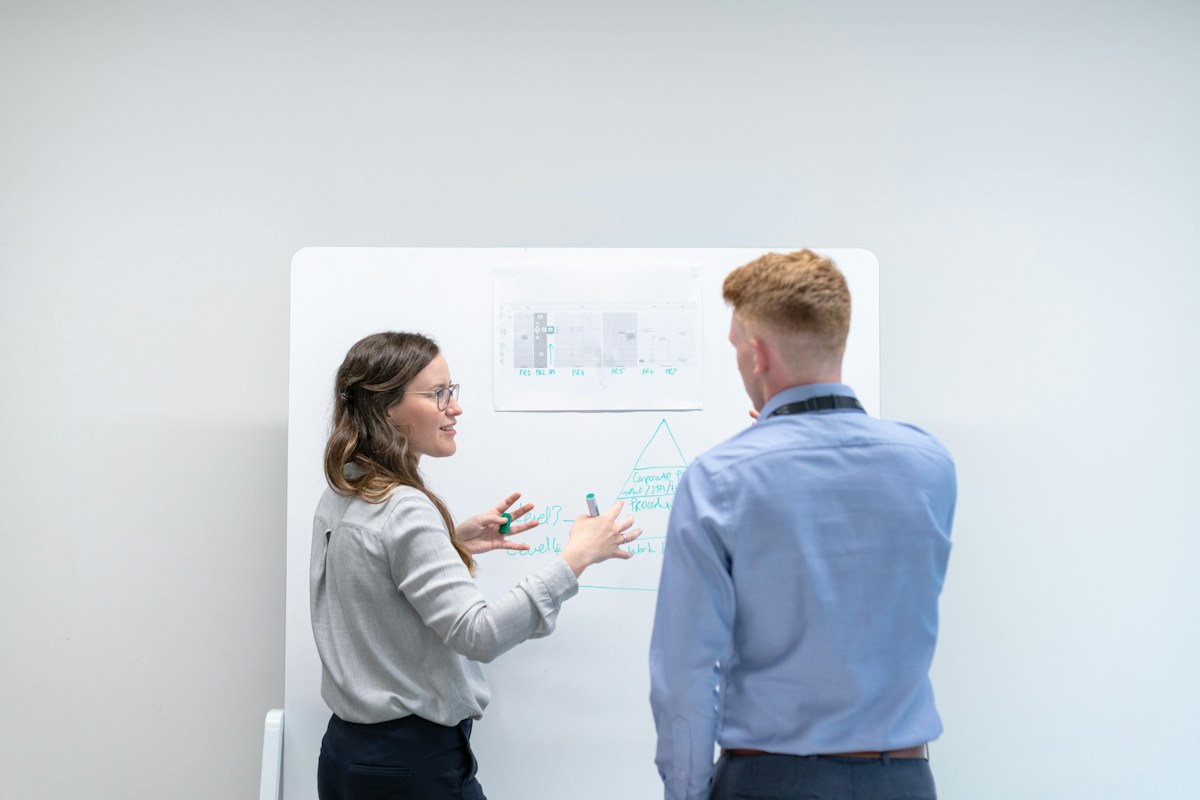 Foto di ThisisEngineering su Unsplash Due colleghi discutono davanti a una lavagna